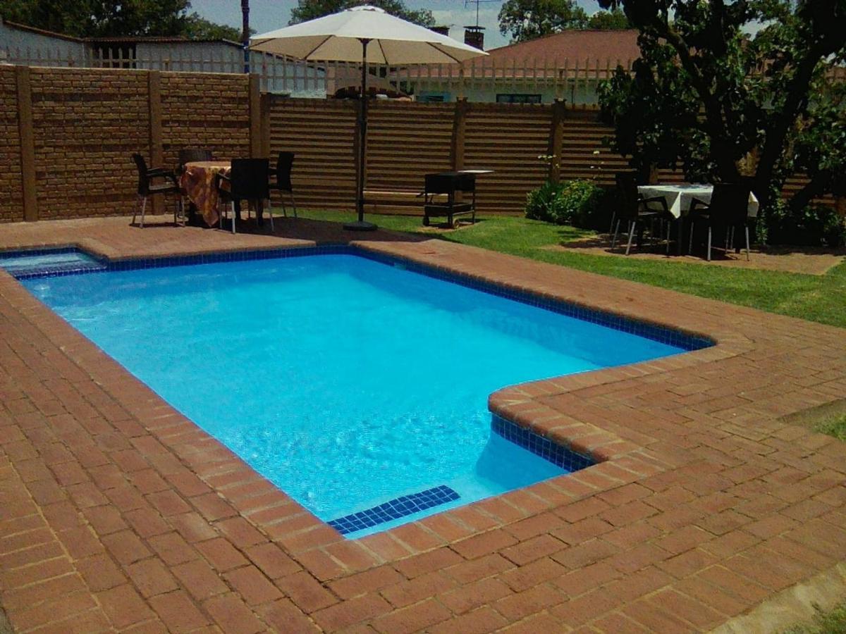 White Rose Guest House Vanderbijlpark Exteriör bild